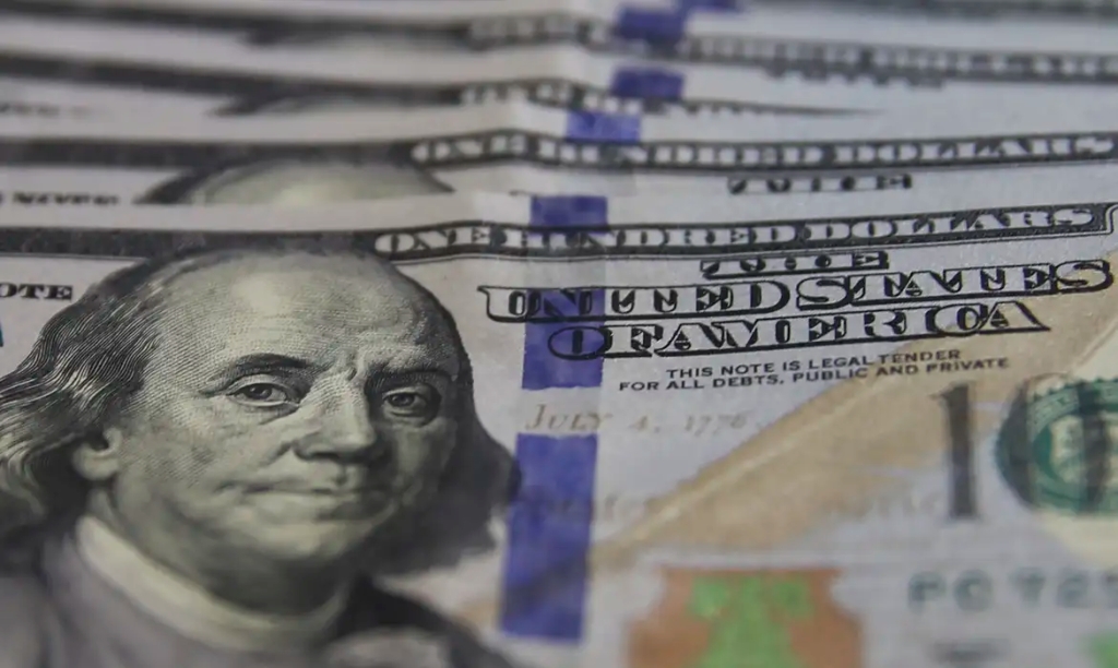 Dólar cai para R$ 5,11 com alívio externo e decisão da agência Moody’s